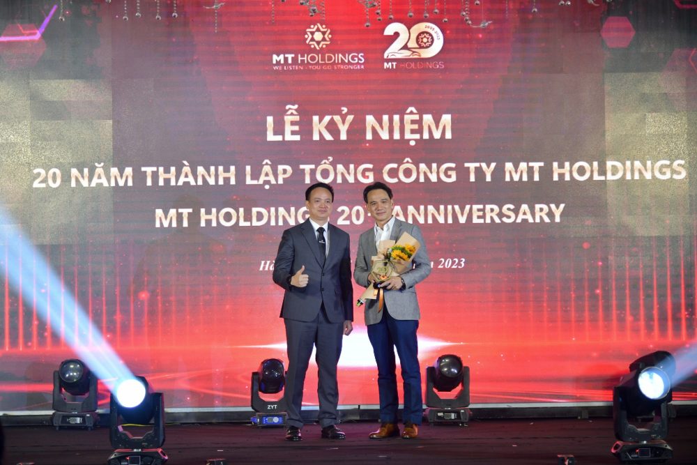 Mr. Eric đại diện tập đoàn SATA chúc mừng sự kiện 20 năm thành lập MT Holdings.